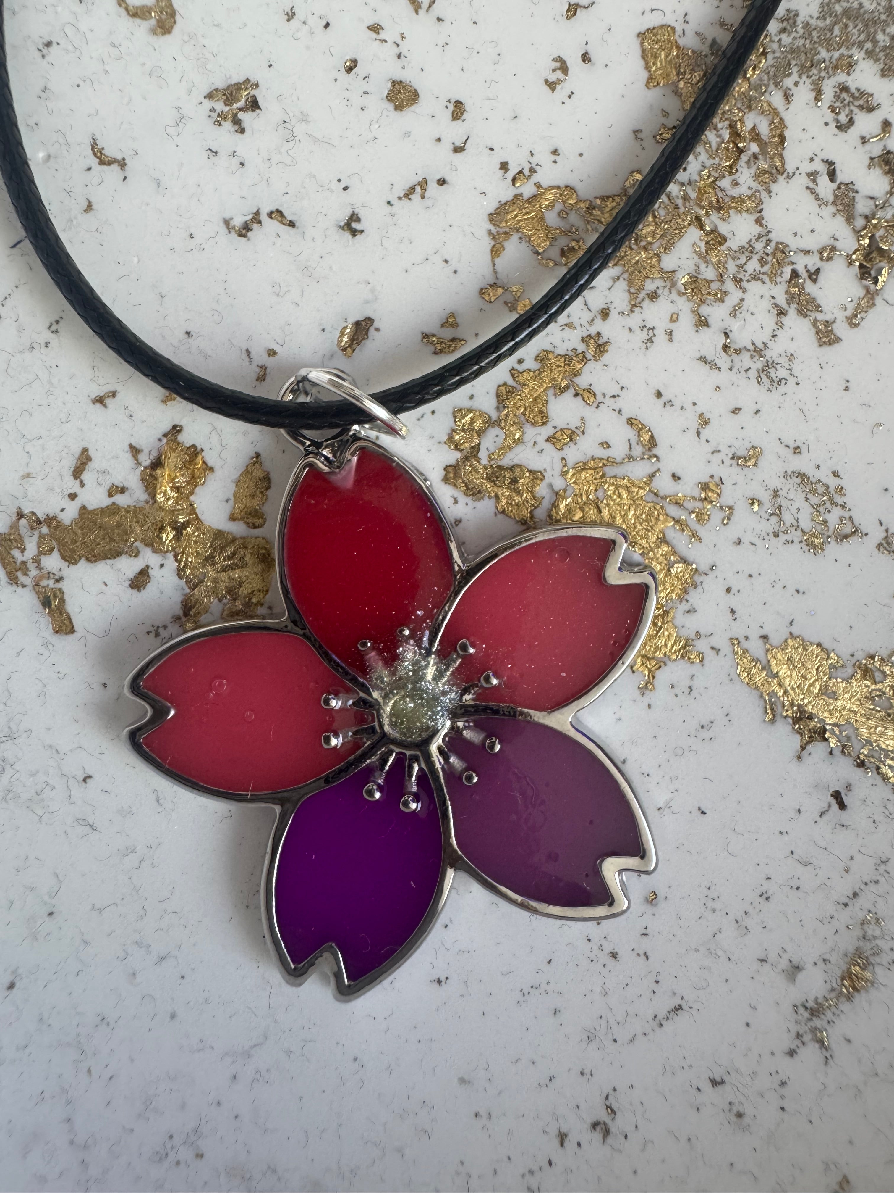 Flower shaped bezel necklace