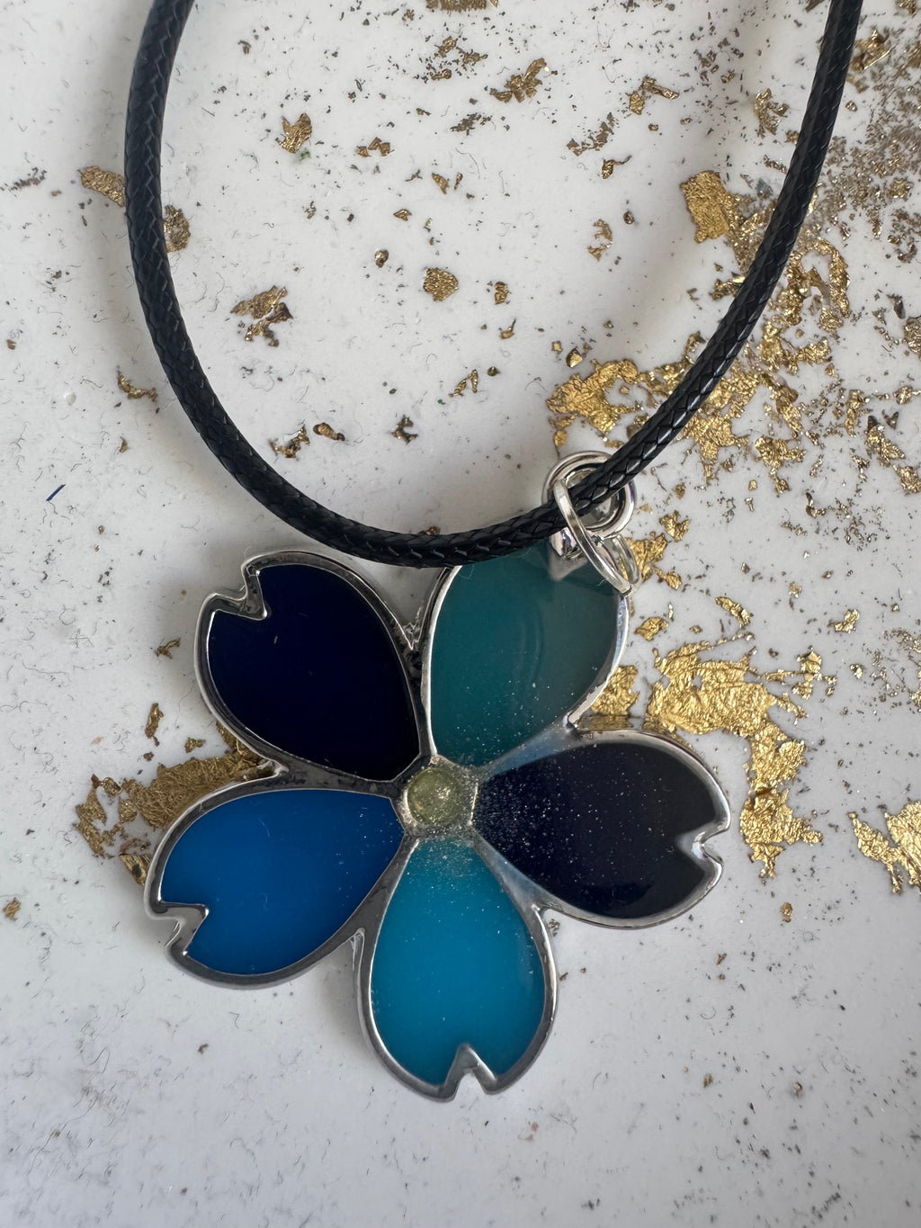 Flower shaped bezel necklace