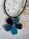 Flower shaped bezel necklace