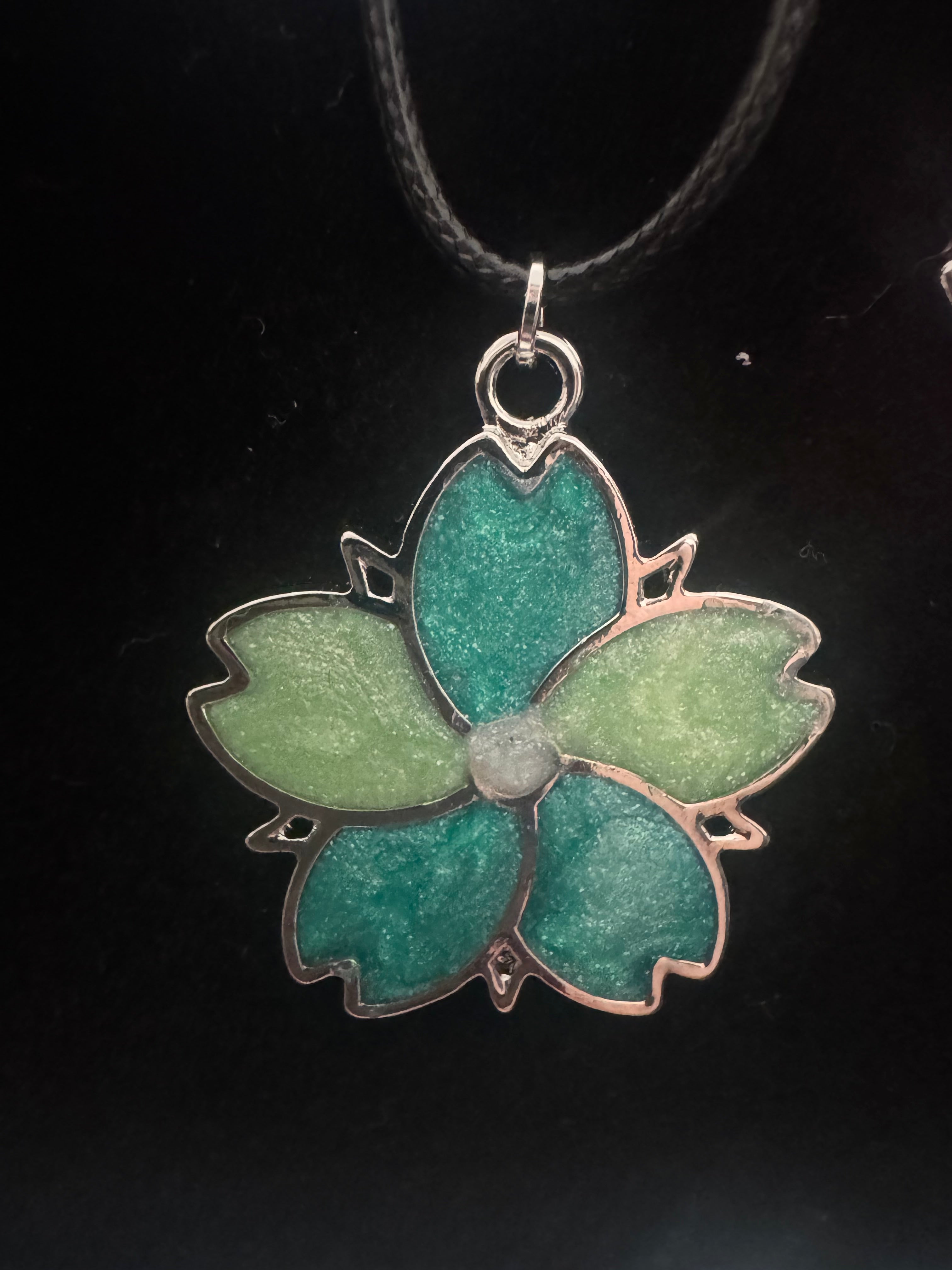 Flower shaped bezel necklace