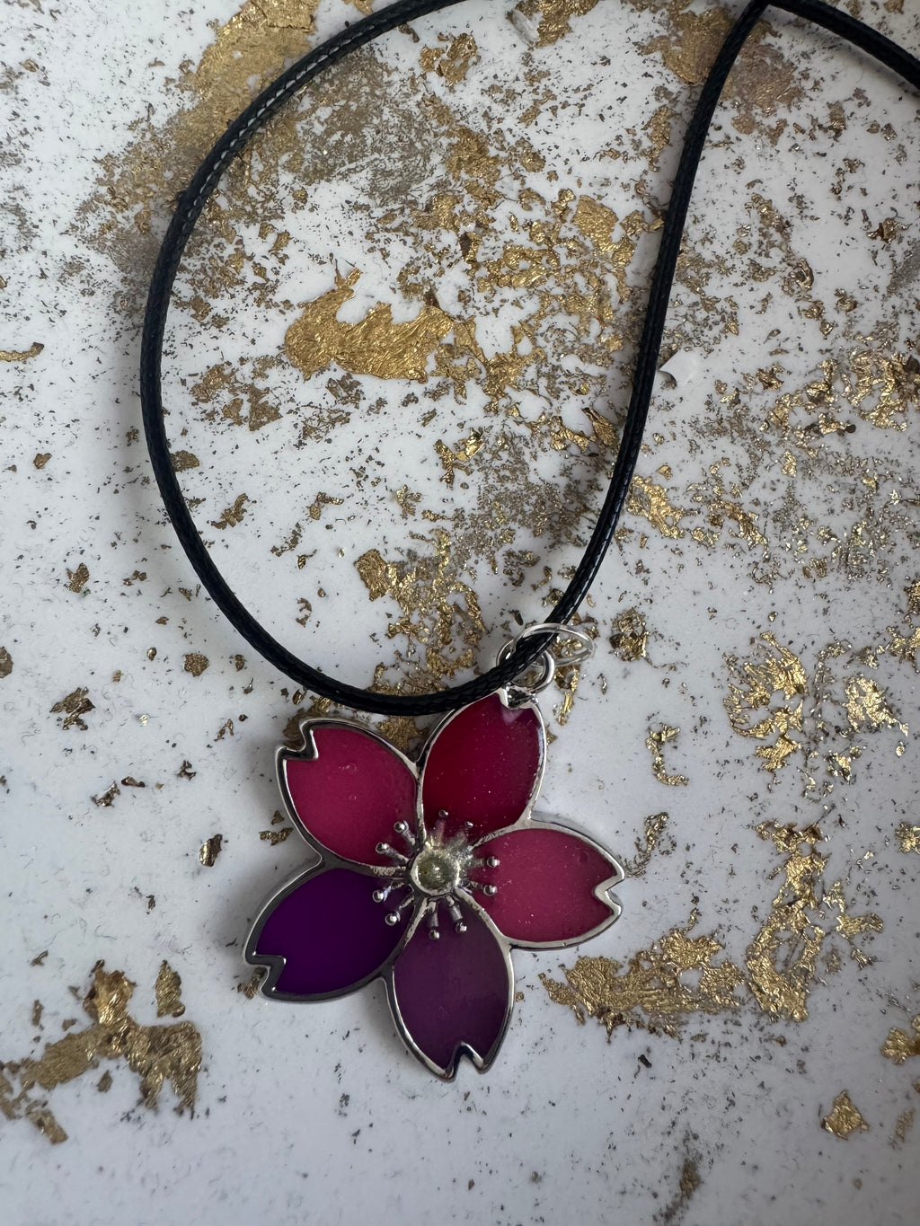 Flower shaped bezel necklace