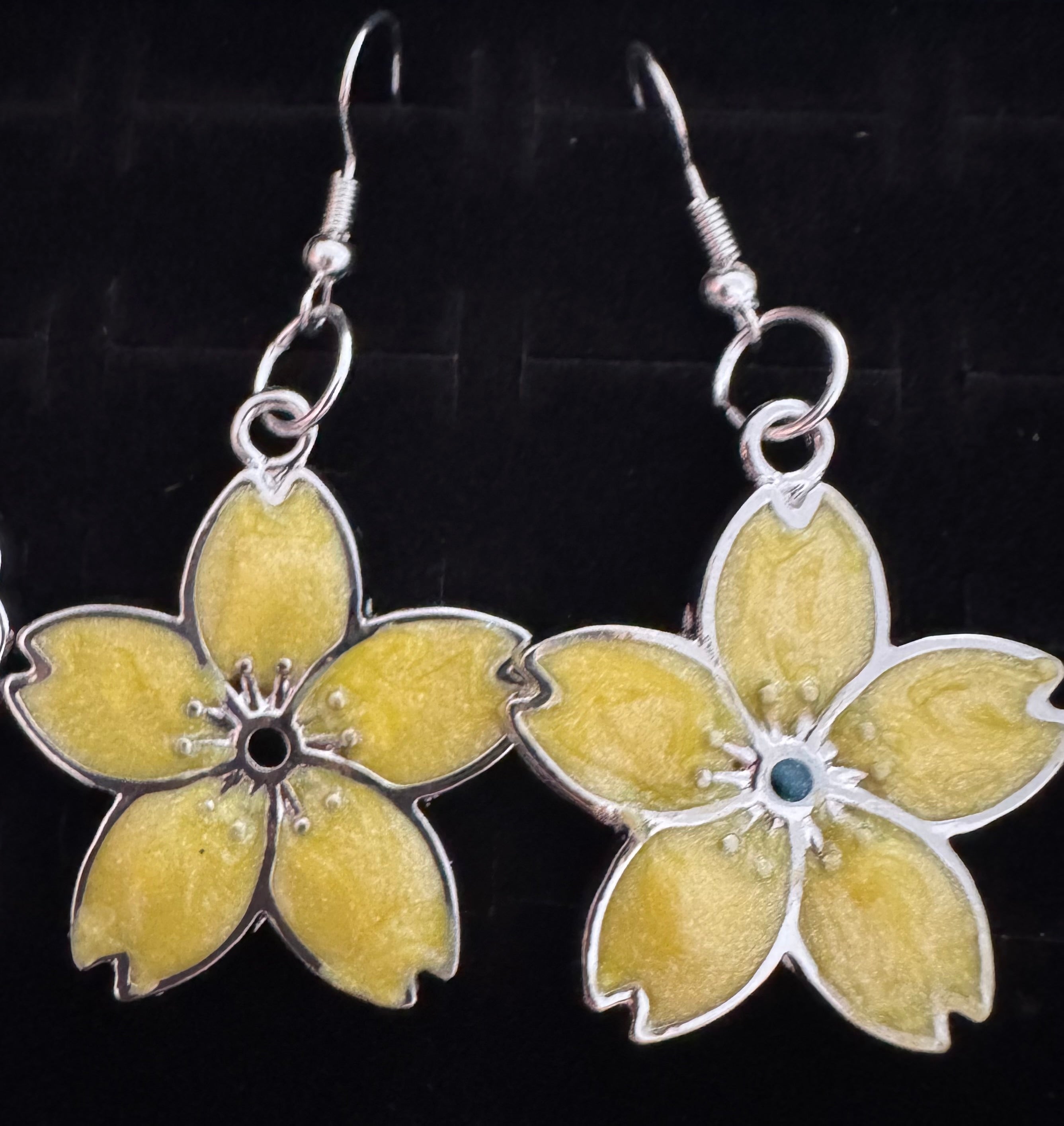 Flower shaped resin earrings