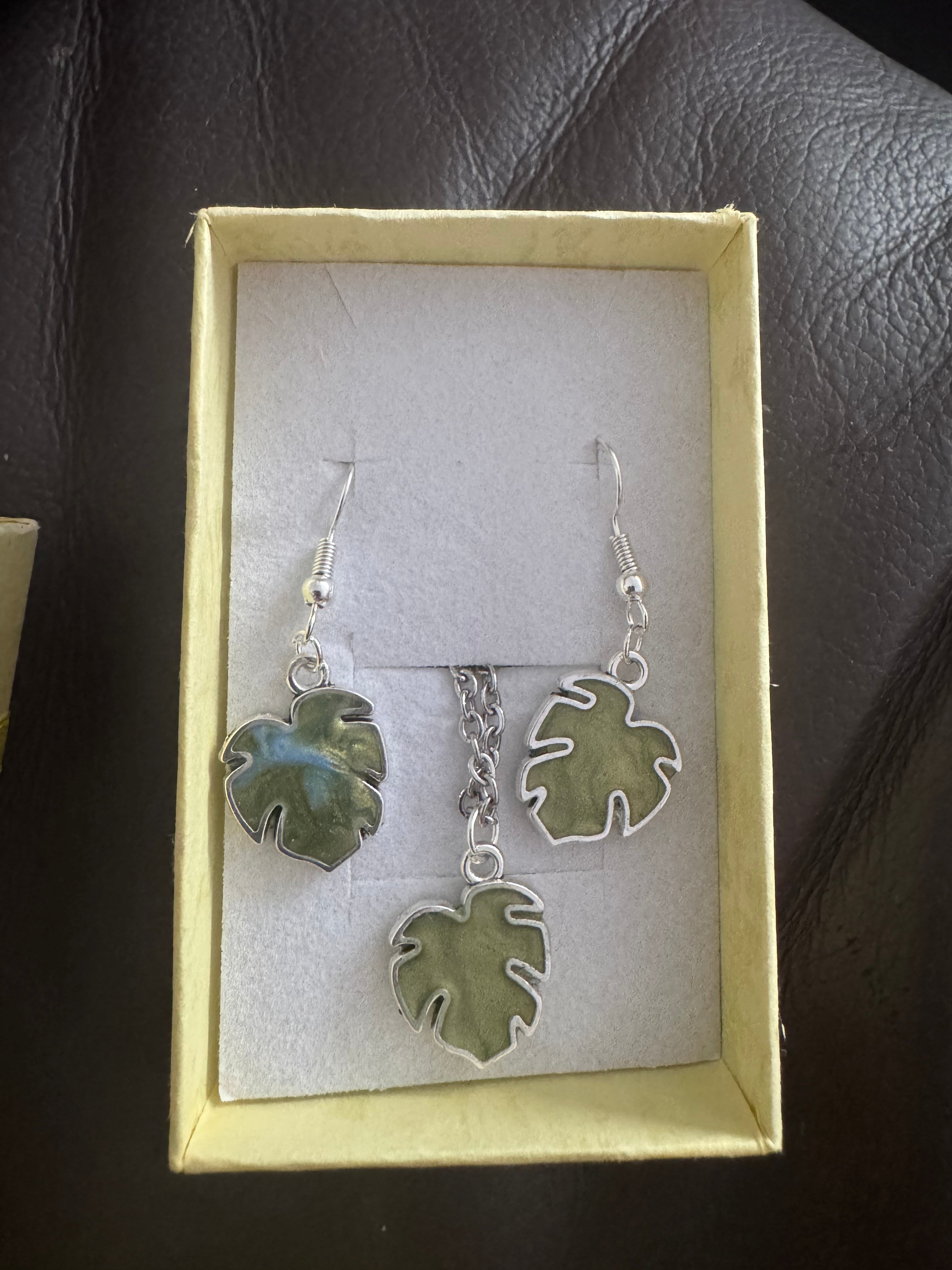 Jungle leaf earring and necklace set