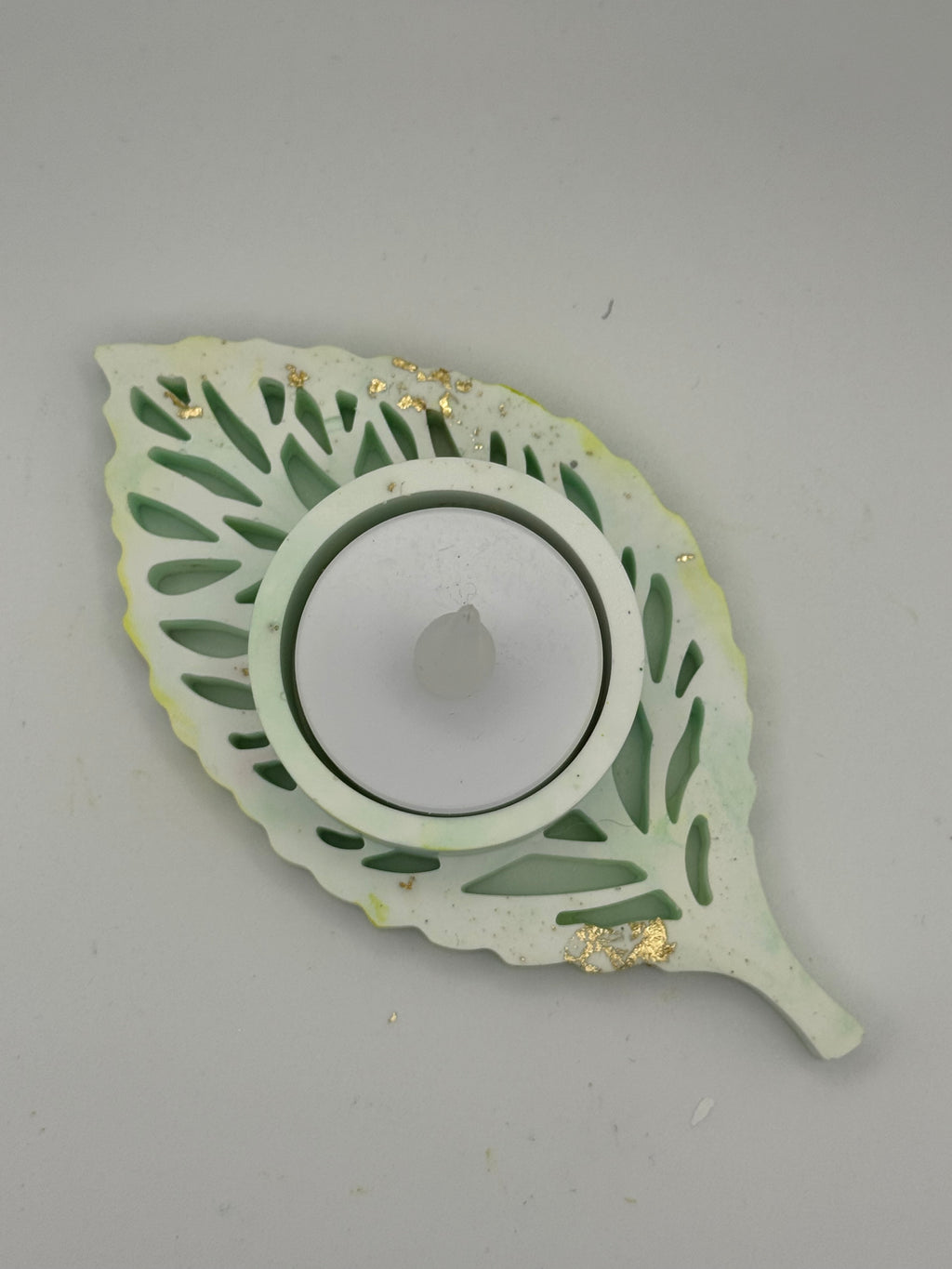 Leaf tea light holder