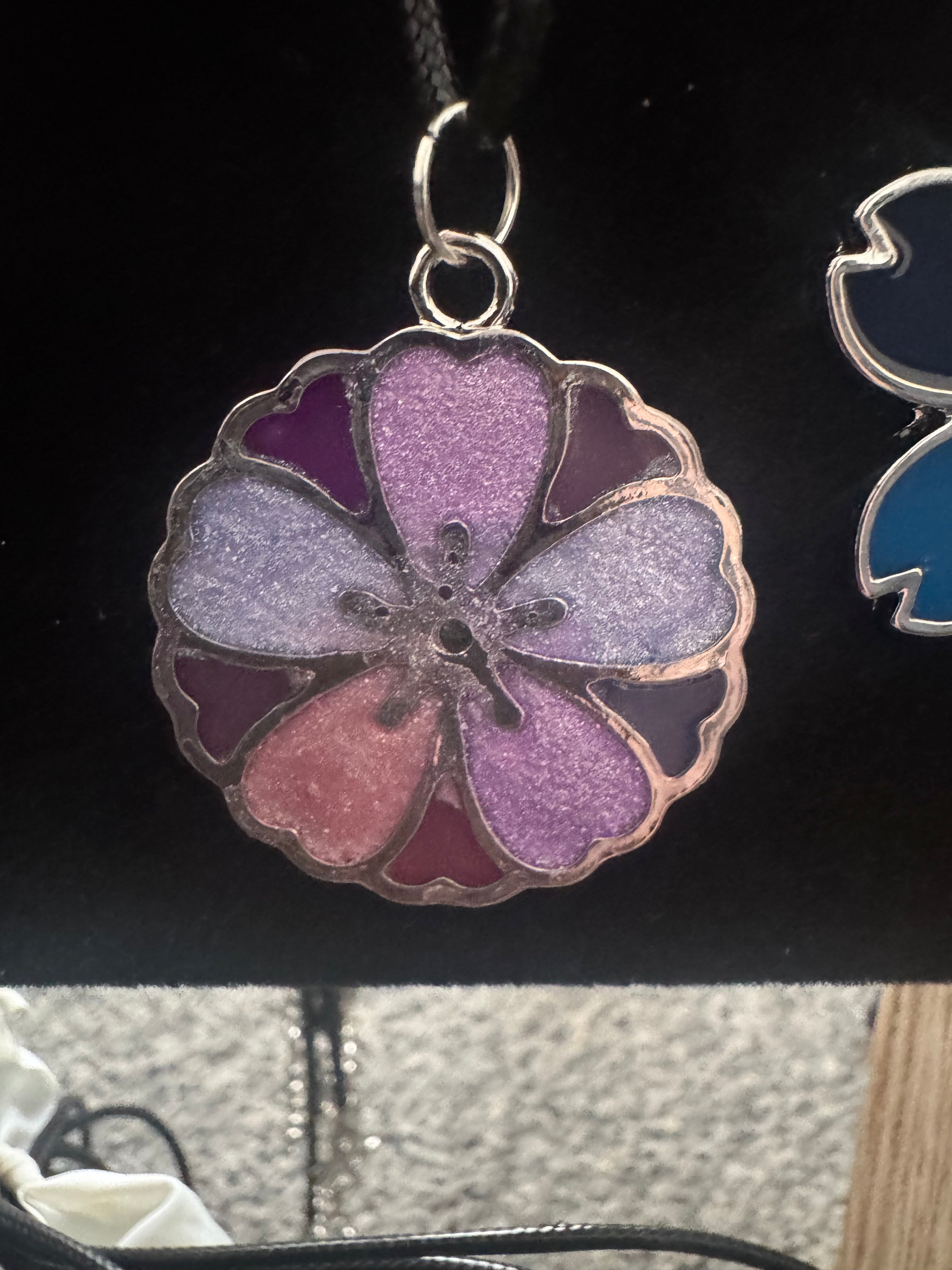 Flower shaped bezel necklace