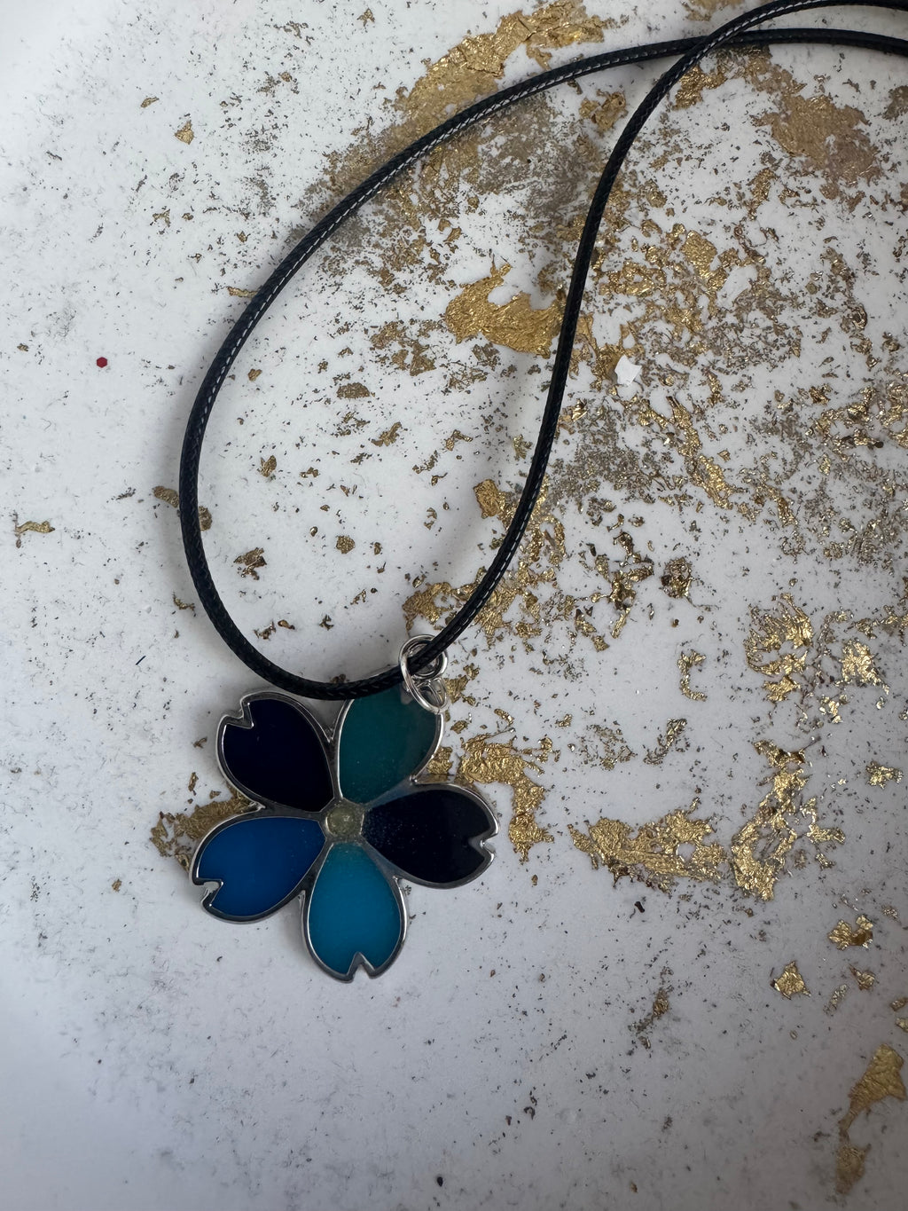 Flower shaped bezel necklace