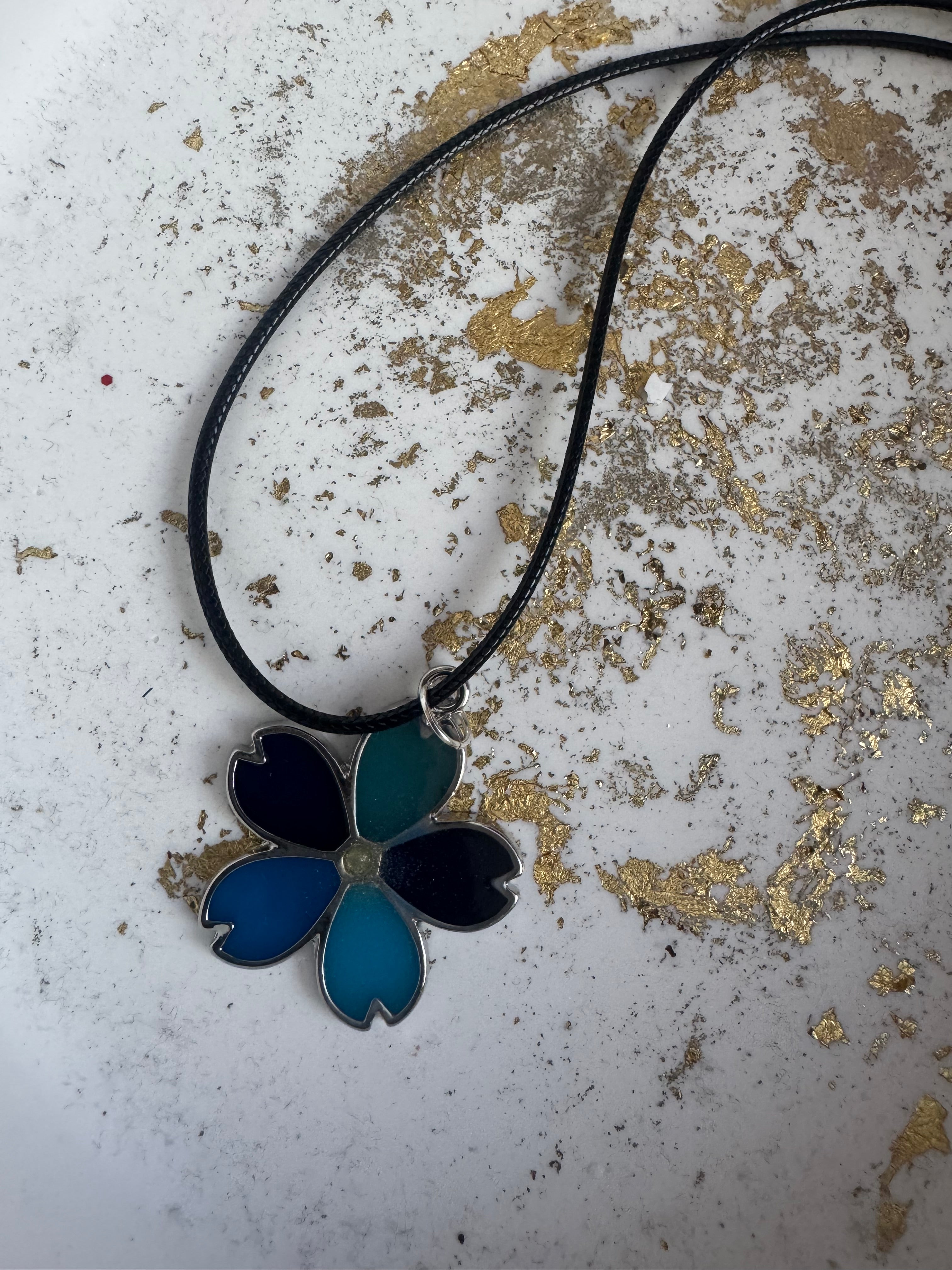 Flower shaped bezel necklace