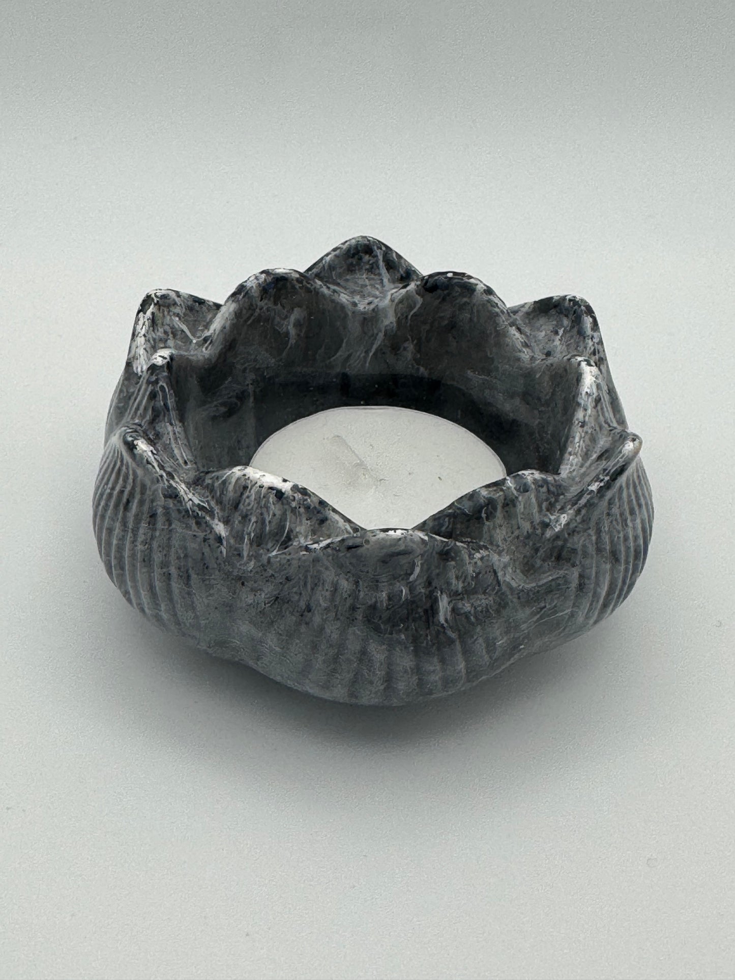 Black and white resin flower tealight holder