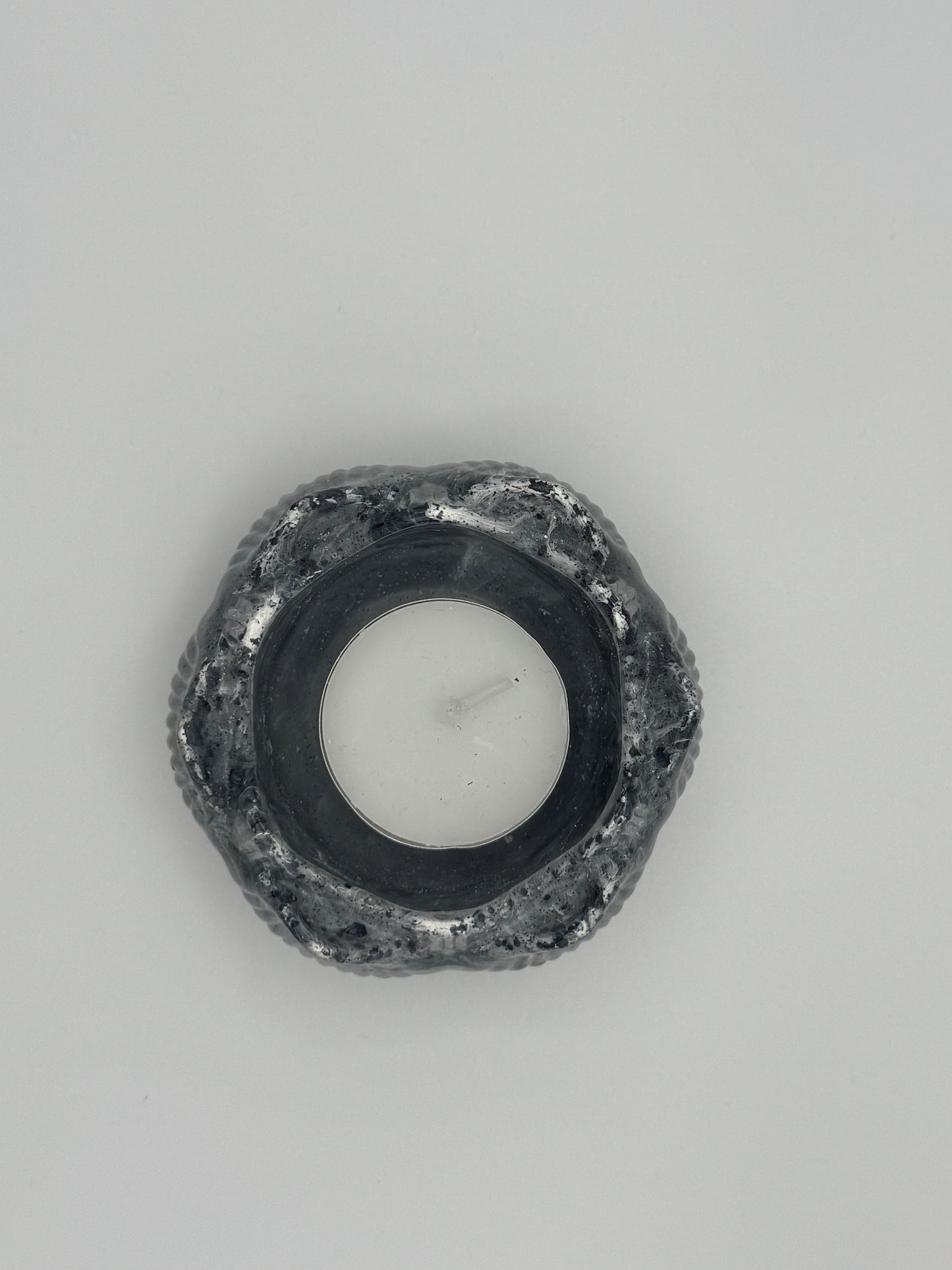 Black and white resin flower tealight holder